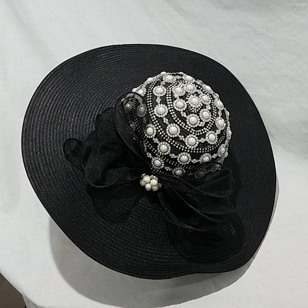 Wide brim hat